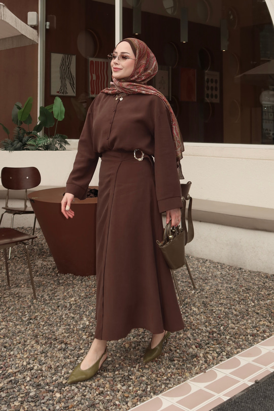 Gold Kemer Detay Dar Kalıp Gömlekli Takım Kahverengi