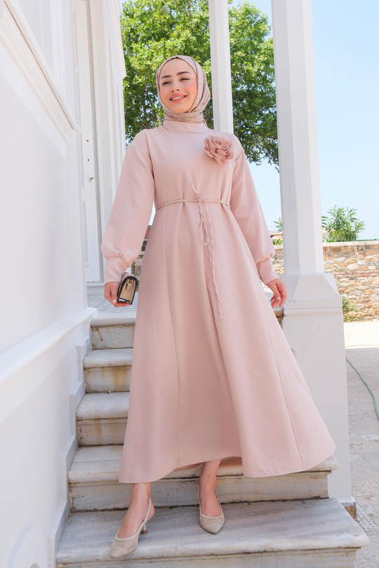 Gül Broşlu Bel Bağlamalı Elbise Bej