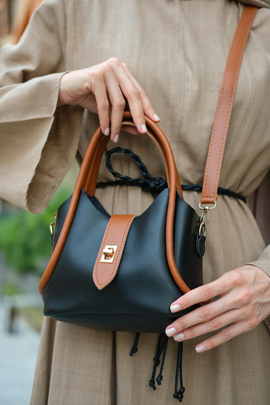 İki Renk Tokalı Çanta Siyah