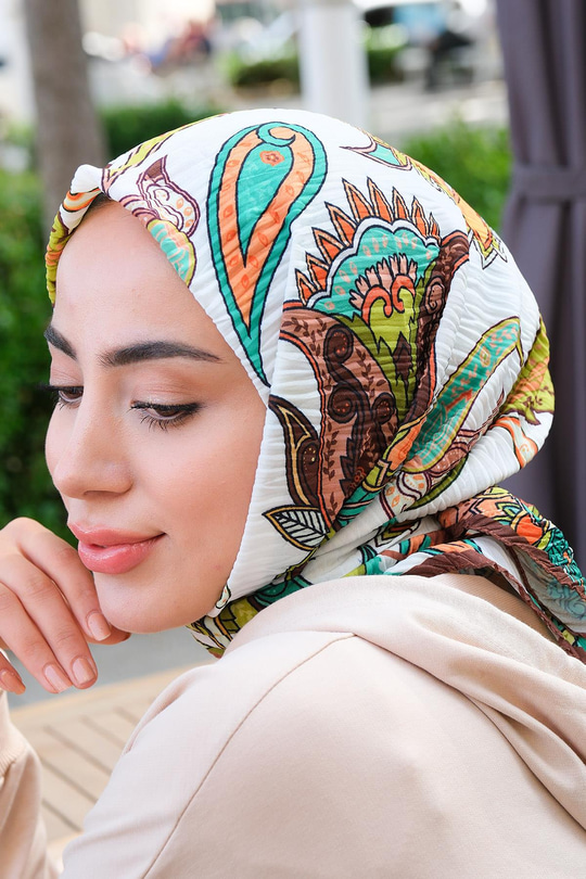 Karışık Çiçek Desen Pliseli Esarp Kahverengi