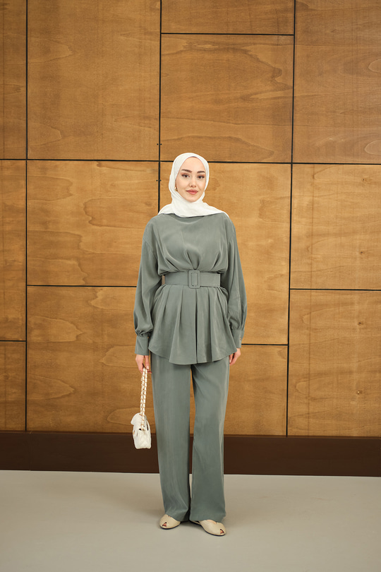 Kemer Detaylı Bisiklet Yaka Takım Petrol Yeşil