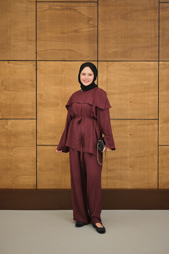Kendinden Desenli Yaka Pelerinli Bel Bağlamalı Takım Bordo