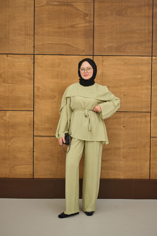 Kendinden Desenli Yaka Pelerinli Bel Bağlamalı Takım Fıstık Yeşil