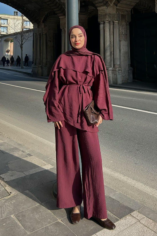 Kendinden Desenli Yaka Pelerinli Bel Bağlamalı Takım Bordo