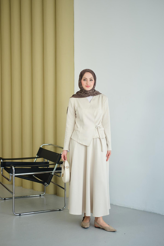 Kruvaze Yaka Takım Krem