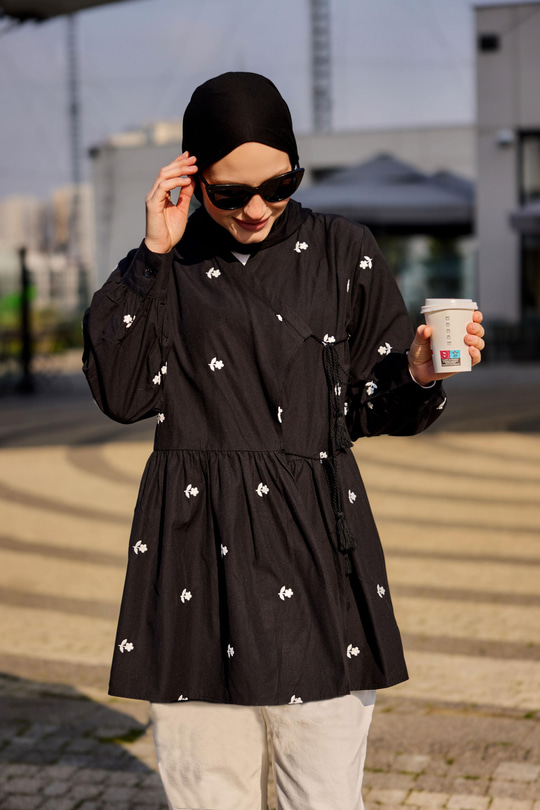 Nakış İşlemeli Yandan Bağlamalı Tunik Siyah