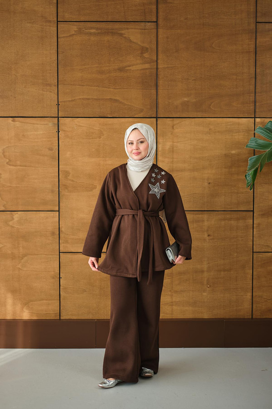Omzu Yıldız Detaylı Bel Bağlamalı Takım Kahverengi