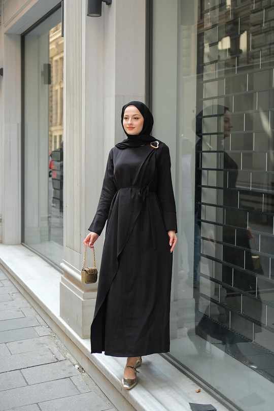 Ön Broş Detaylı Elbise Siyah