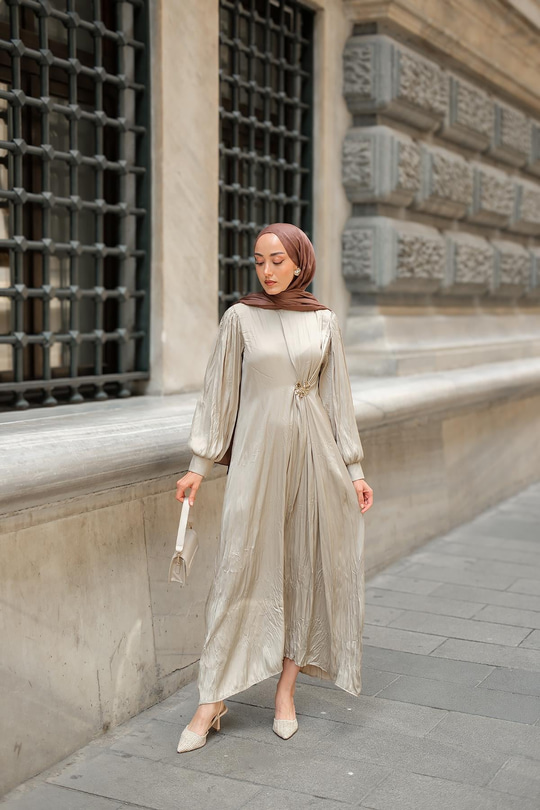 Ön Broş Detaylı Kırışık Elbise Vizon