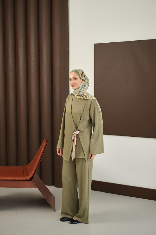 Önü Fular Detay Takım Yeşil
