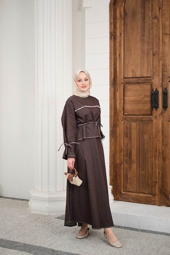 Önü İnci Detay Süs Dikiş Kemerli Hakim Yaka Takım Kahverengi