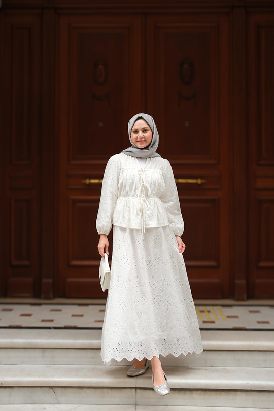 Önü Kurdele Detaylı Brode Takım Beyaz