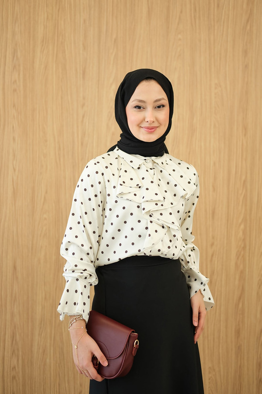 Önü Volanlı Puantiyeli Gömlek Beyaz