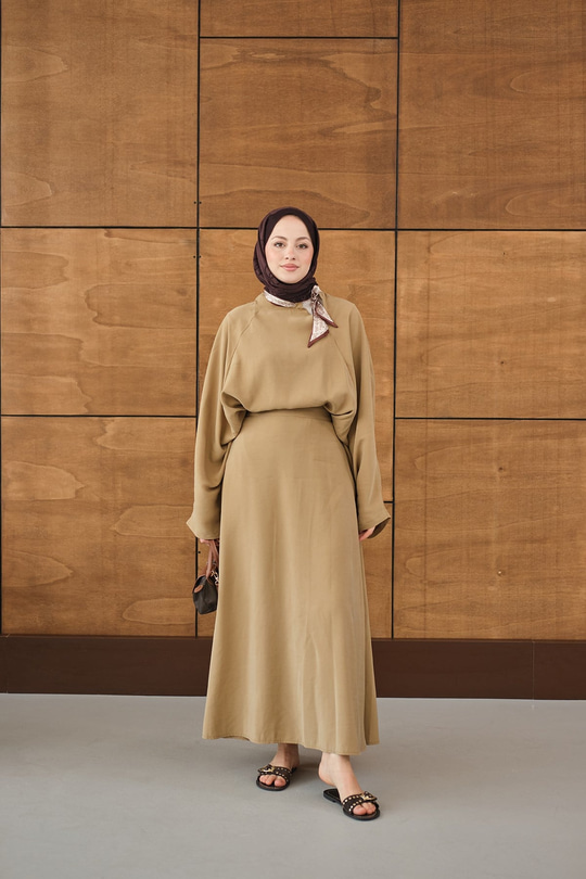 Pelerin Kol Yandan Fular Detaylı Takım Hardal