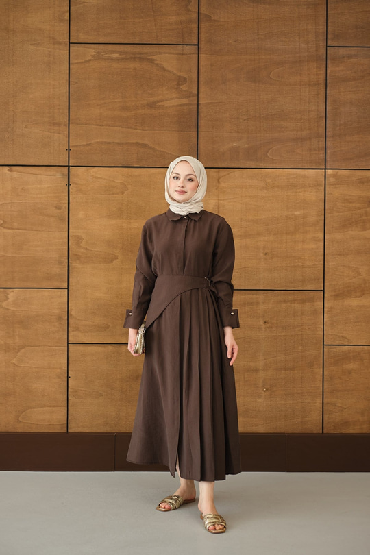 Pileli Kemer Bağlamalı Boydan Düğmeli Elbise Kahverengi