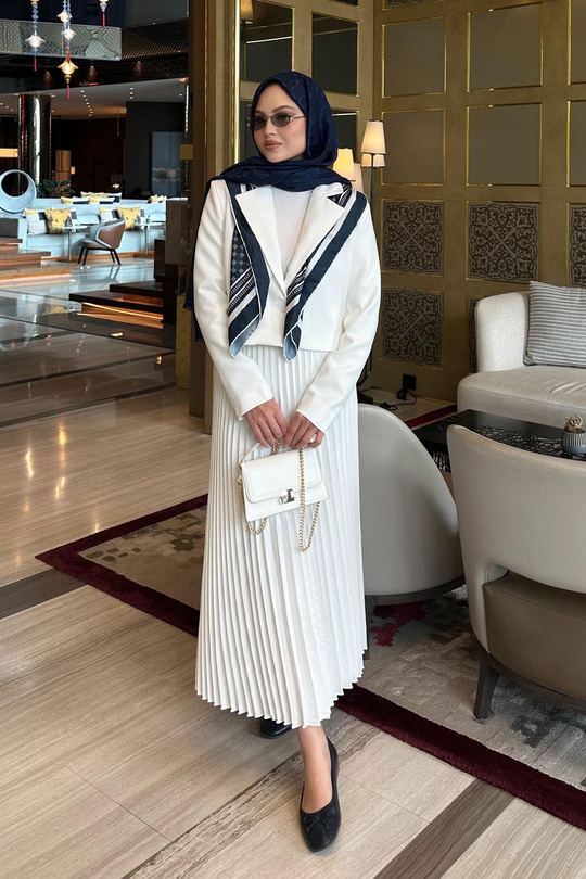 Pilise Etek Ceketli Takım Beyaz