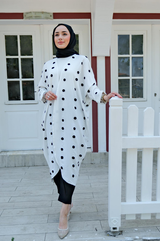 Ponpon Detaylı Hırka Beyaz