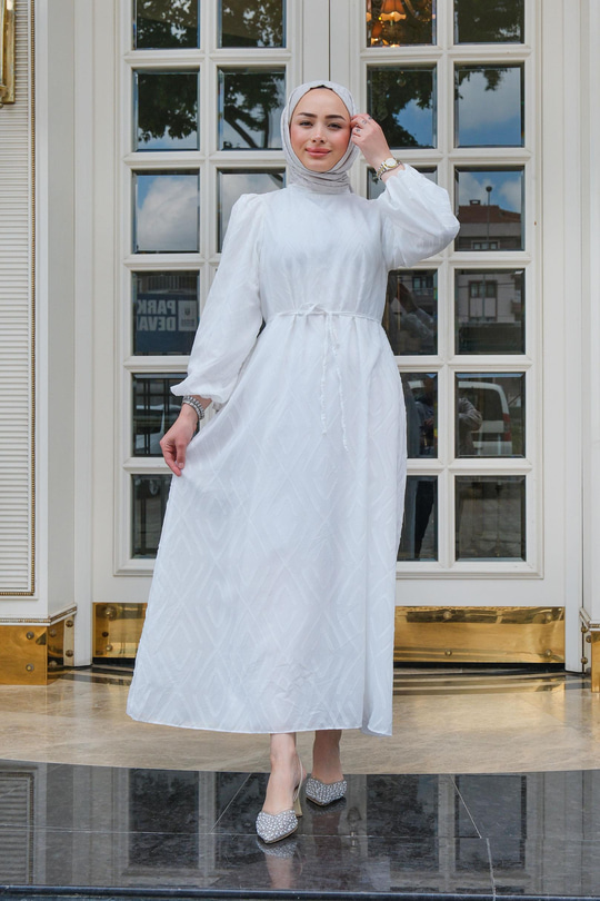 Püskül Desenli Bel Bağlamalı Elbise Beyaz