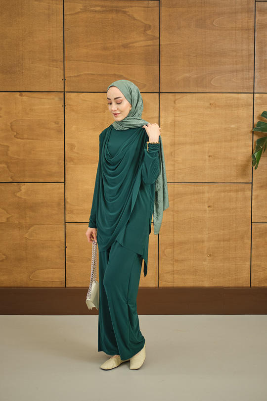 Regular Sıfır Yaka Arka Kesik Detay Takım Zümrüt Yeşil