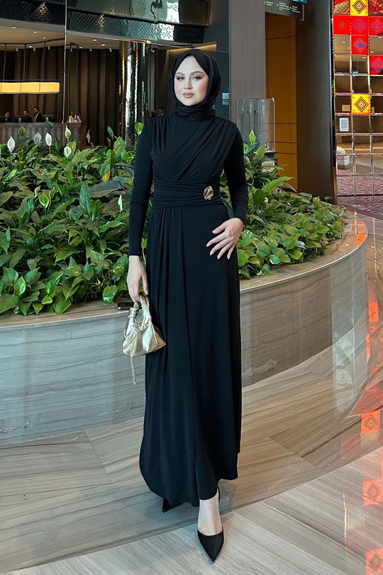 Rosey Broşlu Elbise Siyah