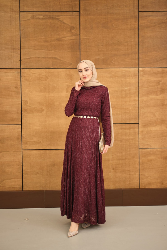 Sim Detay Kendinden Desenli Gold Kemerli Elbise Bordo