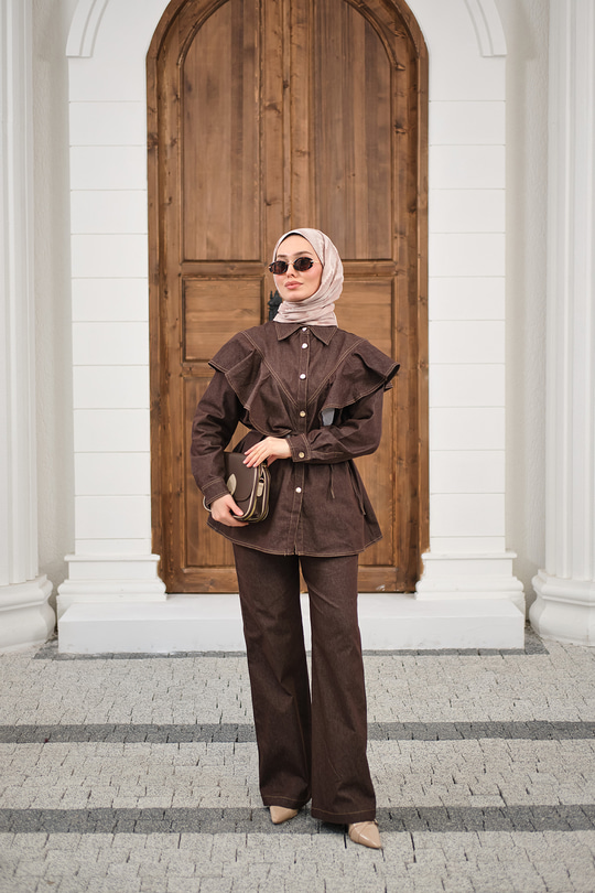 Süs Dikiş Detaylı Omuzları Fırfırlı Pantolonlu Kot Takım Kahverengi