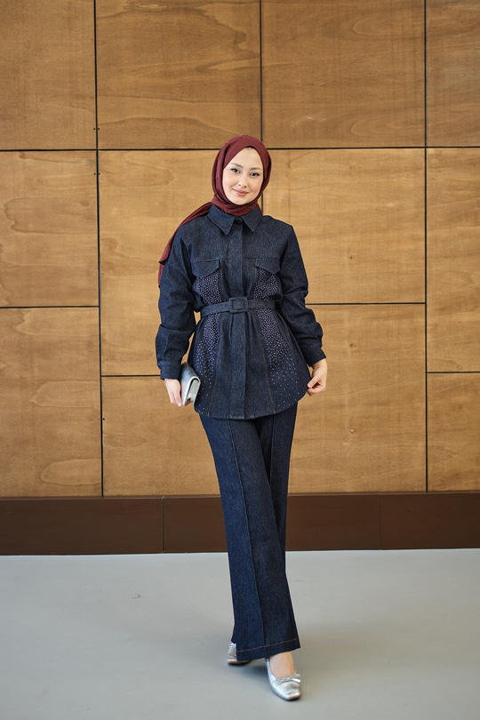 Taş Detaylı Gömlek Yaka Kemerli Kot Takım Lacivert