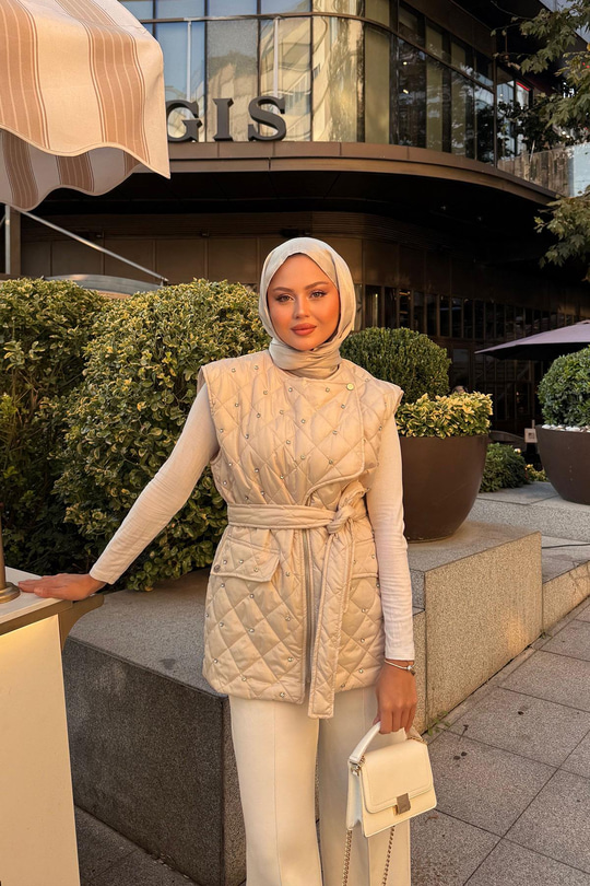 Taş Detaylı Kapitone Yelek Krem