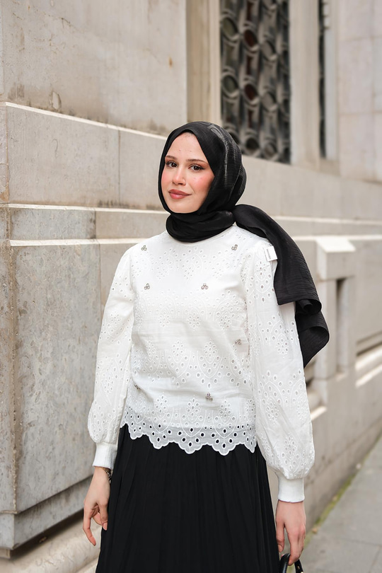 Taş Ve Brode Detaylı Bluz Beyaz