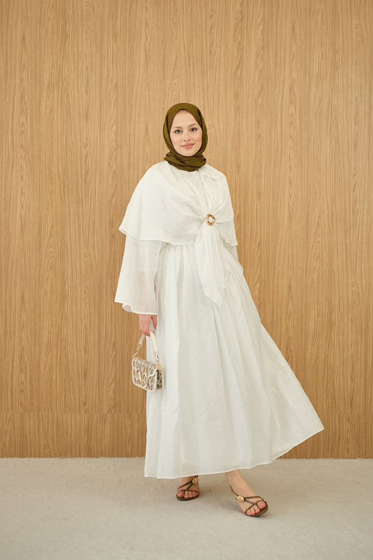 Üç Parçalı Tül Kumaş Gold Broş Detay Takım Beyaz