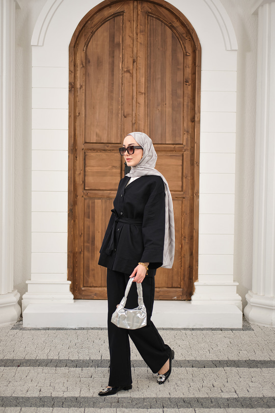 V Yaka Çıtçıtlı Tek Cep Detay Bel Bağlamalı Pike Takım Siyah