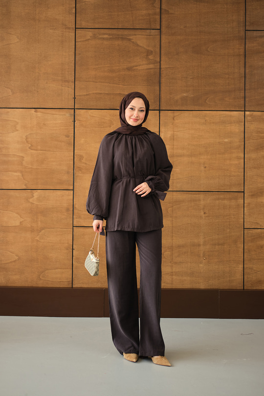 Yaka Büzgülü Bilek Bağlamalı Pantolonlu Takım Kahverengi