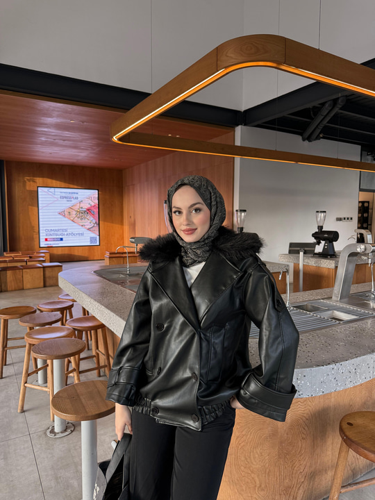 Yakası Kürk Detaylı Deri Ceket Siyah