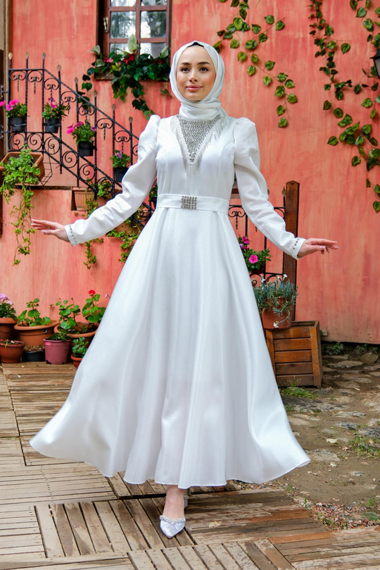 YAKASI TAS AKSESUARLI ABIYE BEYAZ