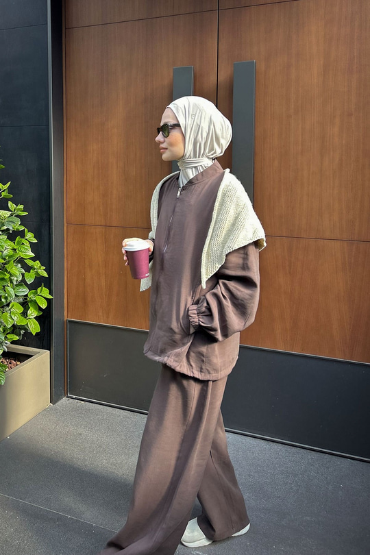 Yanları Dikiş Detay Fermuarlı Takım Kahverengi