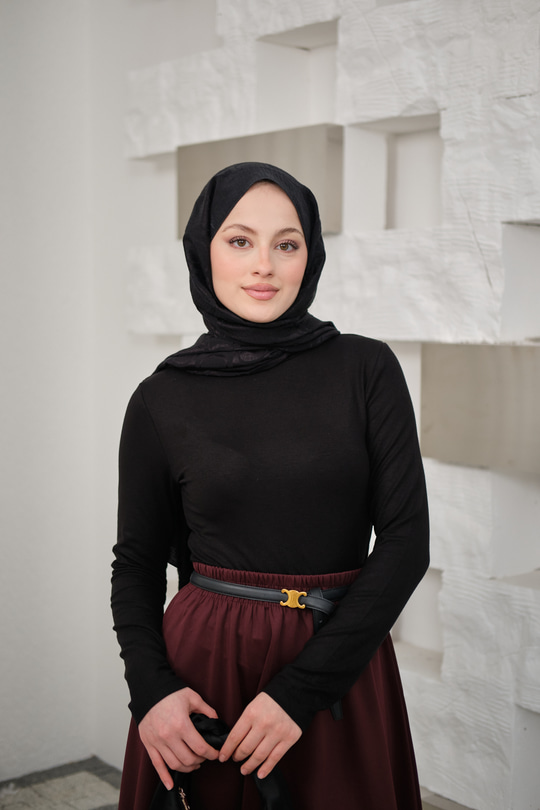 Yarım Balıkçı Yaka Parmak Geçirme Detay Slimfit Penye Body Siyah