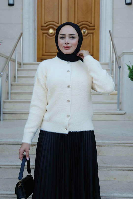 Yumuşak Dokulu Düğme Detaylı Hırka Ekru