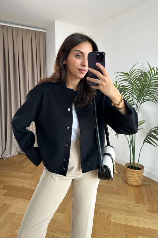Siyah Düğmeli Kısa Bomber Ceket