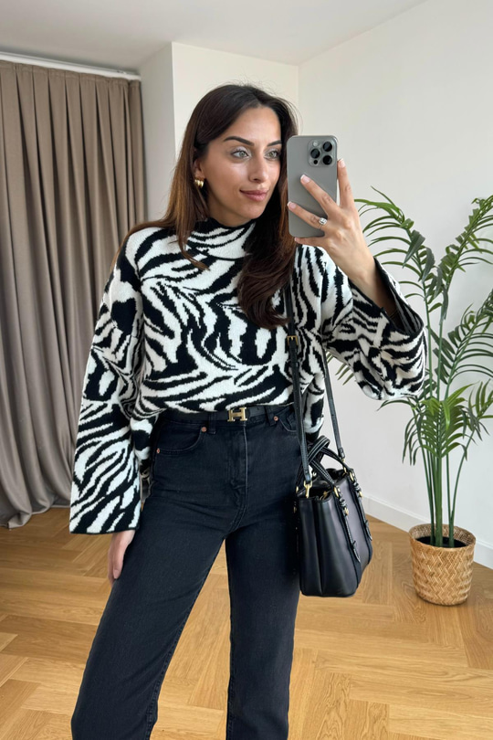 Otina Zebra Desenli Dik Yaka Triko