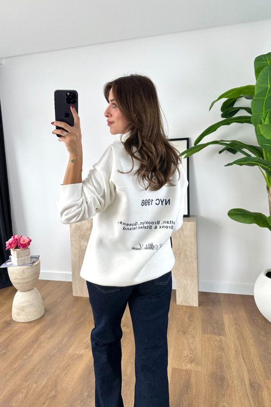 Tona Beyaz Fermuar Detaylı Yazı İşlemeli Sweatshirt