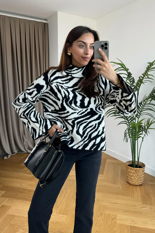 Otina Zebra Desenli Dik Yaka Triko