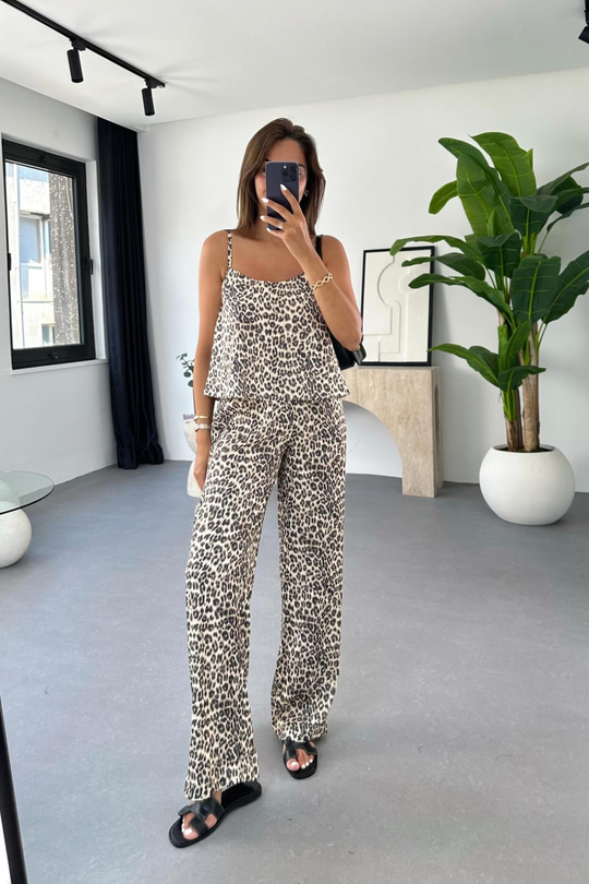 Lean Leopar Desenli Askılı Saten Bluz Pantolon Takım