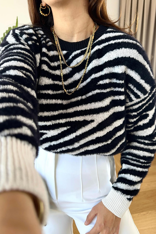 Siyah Beyaz Zebra Desenli Sakallı Triko