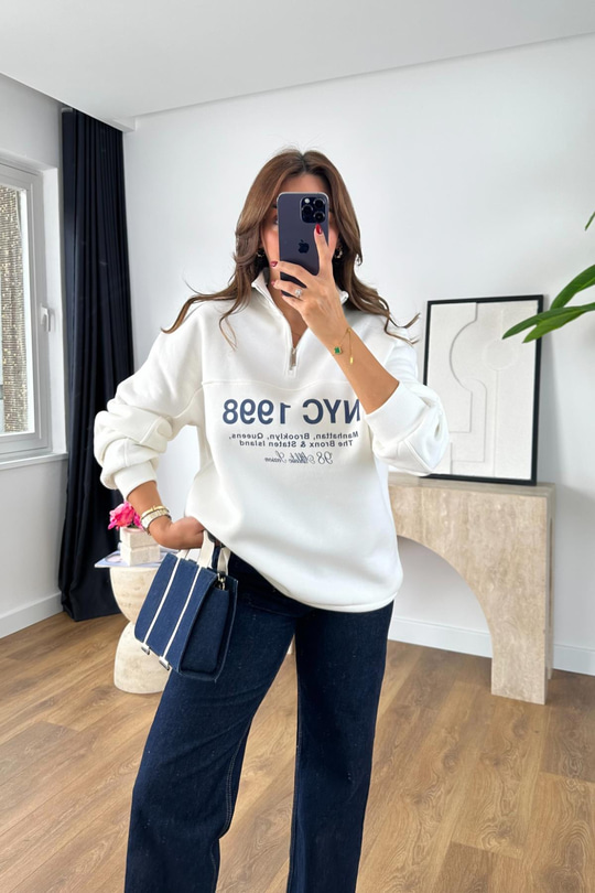 Tona Beyaz Fermuar Detaylı Yazı İşlemeli Sweatshirt