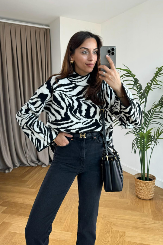Otina Zebra Desenli Dik Yaka Triko