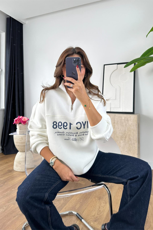 Tona Beyaz Fermuar Detaylı Yazı İşlemeli Sweatshirt