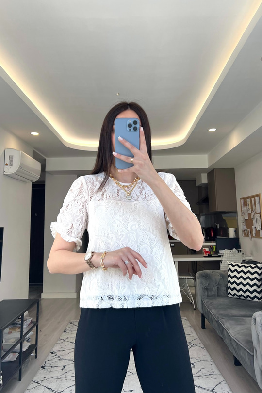 Beyaz Dantel Detaylı Astarlı Bluz