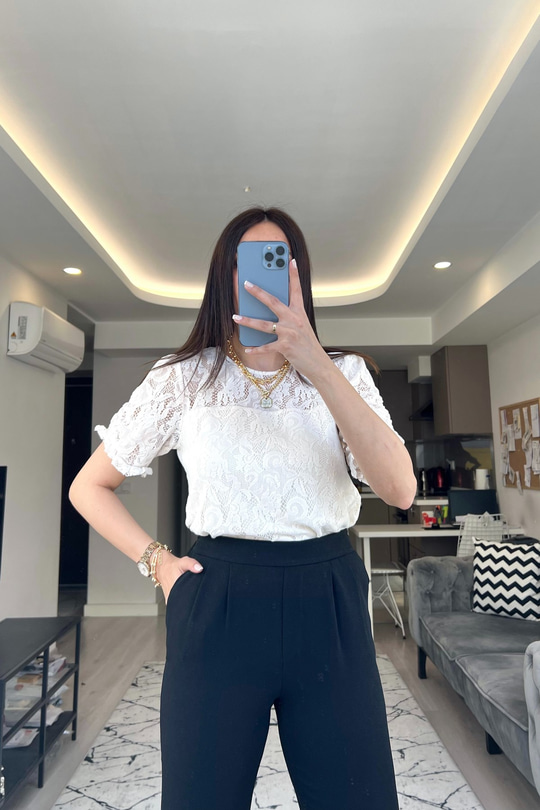 Beyaz Dantel Detaylı Astarlı Bluz
