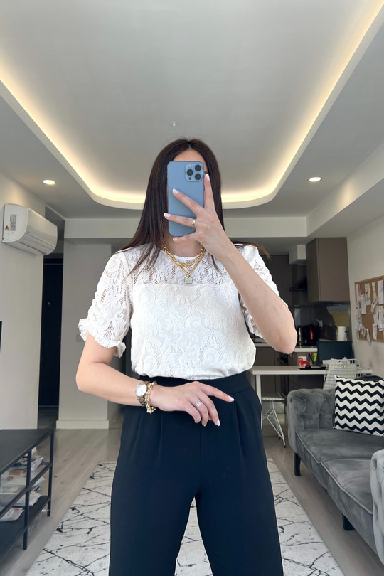 Beyaz Dantel Detaylı Astarlı Bluz