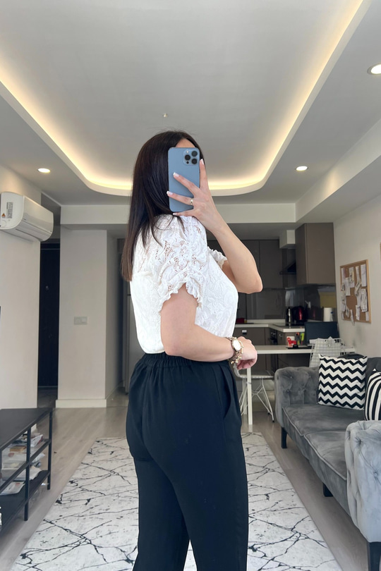 Beyaz Dantel Detaylı Astarlı Bluz